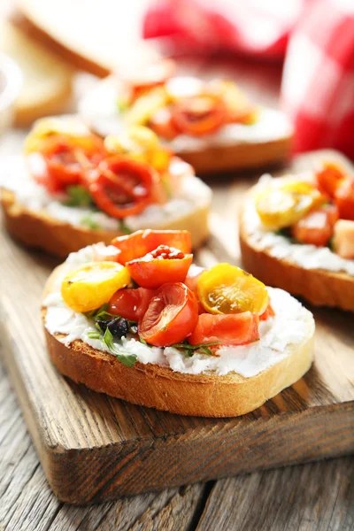 Saboroso bruschetta fresco com tomates — Fotografia de Stock