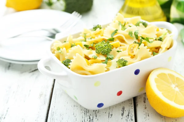 Läckra pasta med med broccoli — Stockfoto