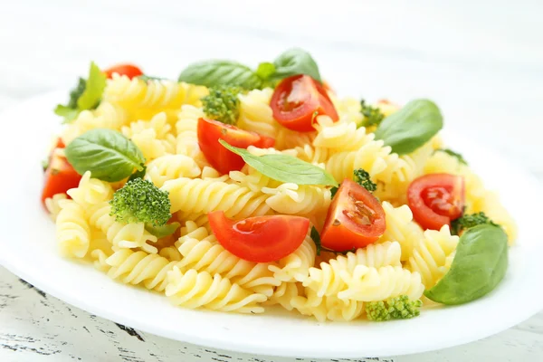 Spaghetti with tomatoes and basil — Stock Photo, Image