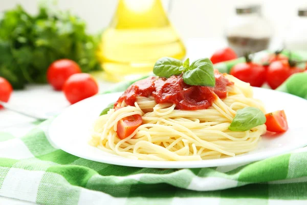 Spaghetti med tomater och basilika — Stockfoto