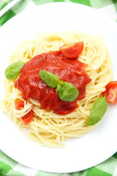 Spaghetti mit Tomaten und Basilikum — Stockfoto