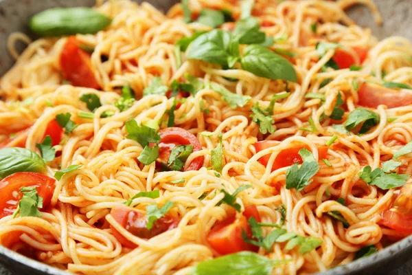 Espaguetis con tomates y albahaca — Foto de Stock