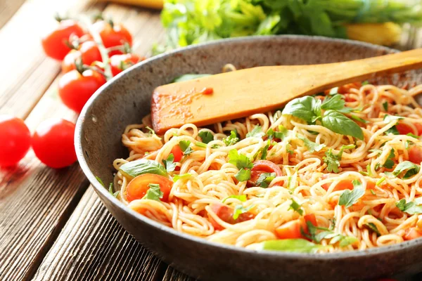 Espaguetis con tomates y albahaca — Foto de Stock