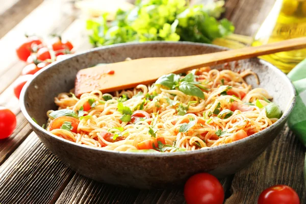 Spaghetti mit Tomaten und Basilikum — Stockfoto