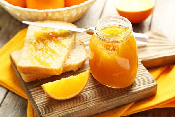 Bröd och orange marmelad — Stockfoto