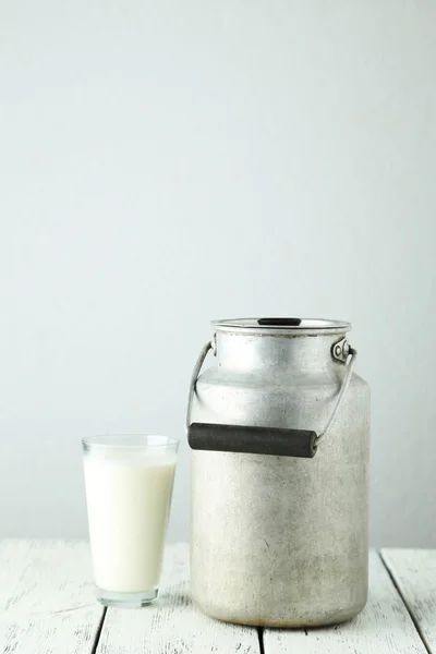 Lata y vaso de leche — Foto de Stock