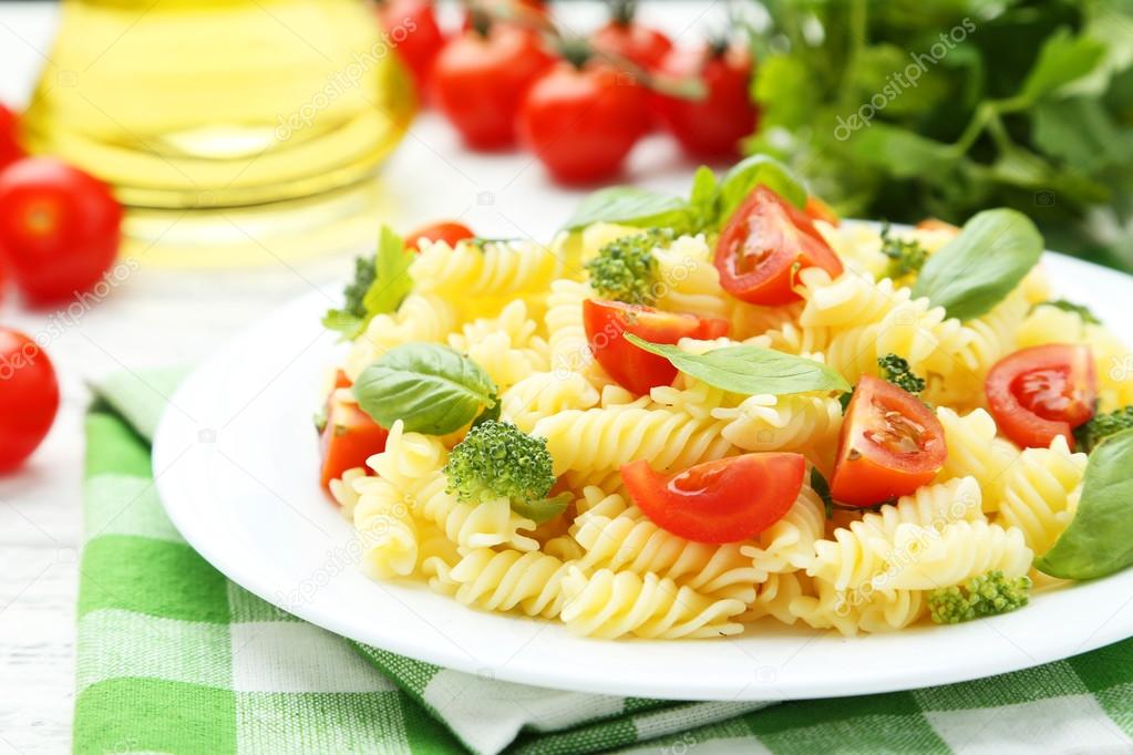 Spaghetti with tomatoes and basil