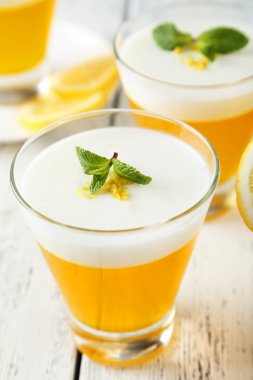 Lezzetli limon jöle içinde gözlük