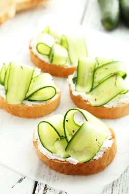 Salatalık ile taze bruschetta