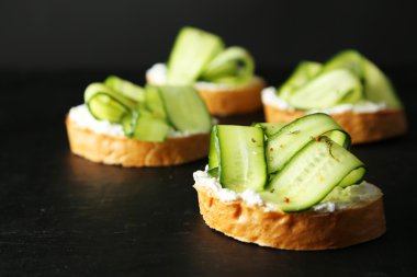 Salatalık ile taze bruschetta