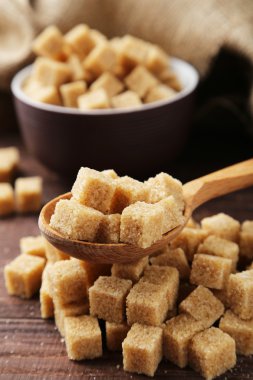 Kahverengi şeker kaşığı ve kase