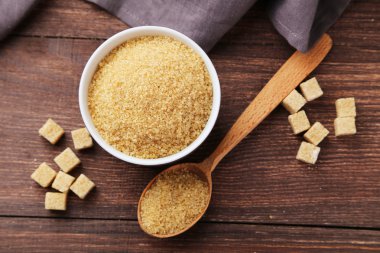 kahverengi şeker kabın içinde