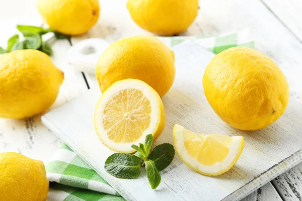 Lemons on cutting board — Stock Photo, Image