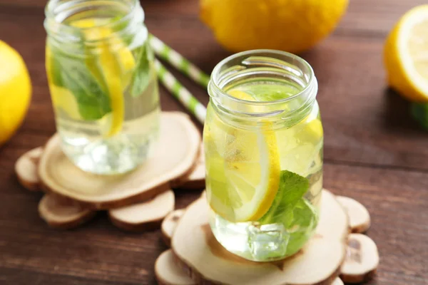 Limonadas frescas con limones —  Fotos de Stock