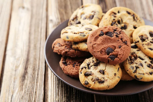 Chocolate chip cookies in bowl — Stock Photo, Image