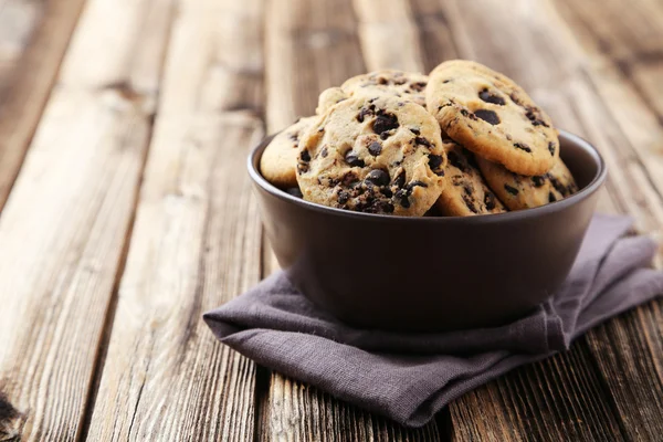 Chocolate chip cookies in bowl — Stock Photo, Image