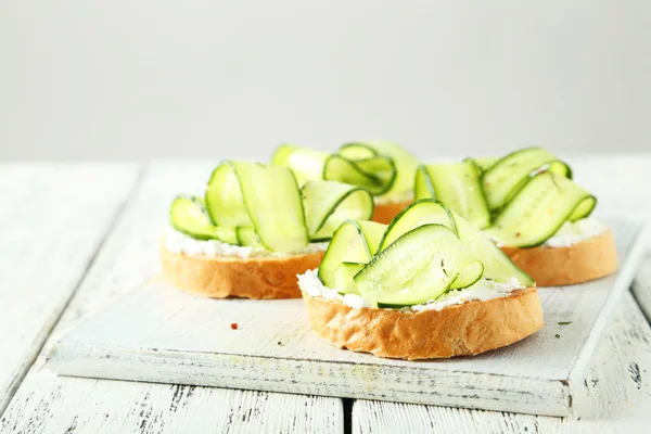 Saboroso bruschetta fresco com pepino — Fotografia de Stock