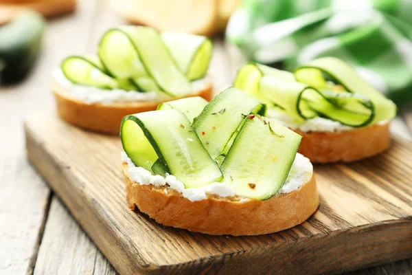 Färska bruschetta med gurka — Stockfoto