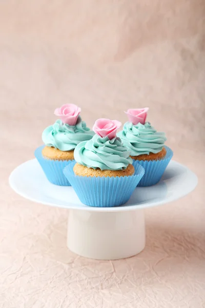 Cupcakes saborosos com creme — Fotografia de Stock