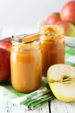 Bebek püresi ile elma kavanoz