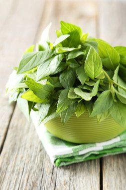 Kabın içinde fesleğen yaprakları