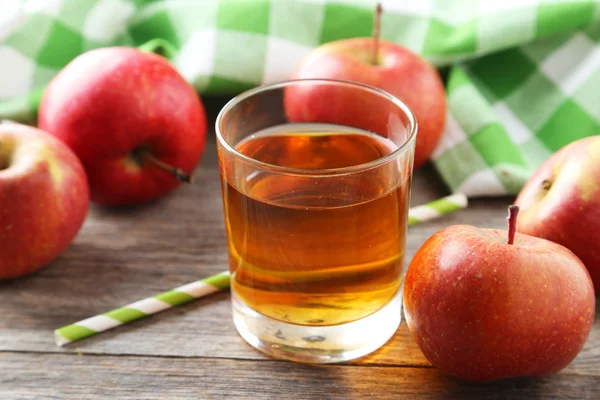 杯苹果汁与苹果 — 图库照片