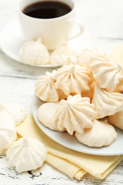 Franse meringue cookies met kopje koffie — Stockfoto