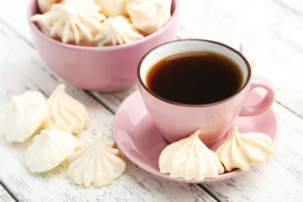 Galletas de merengue francés con taza de café — Foto de Stock