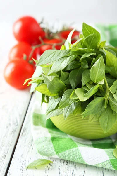 Tomates e folhas de manjericão — Fotografia de Stock