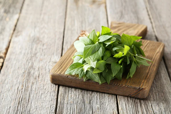 Basilicum bladeren op snijplank — Stockfoto