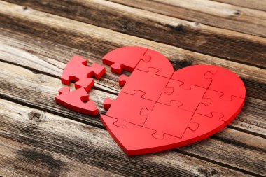 Kırmızı puzzle kalp