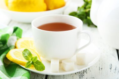 Bir fincan naneli ve limonlu çay.
