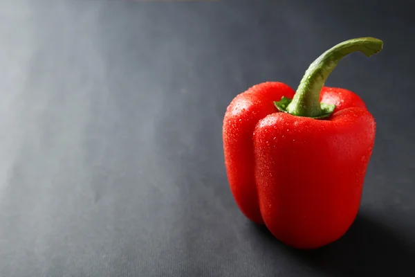 Pimenta vermelha com gotas de água — Fotografia de Stock