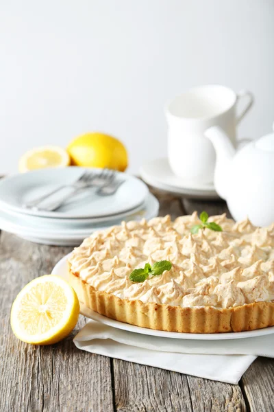 Limon kremalı pasta plaka üzerinde — Stok fotoğraf