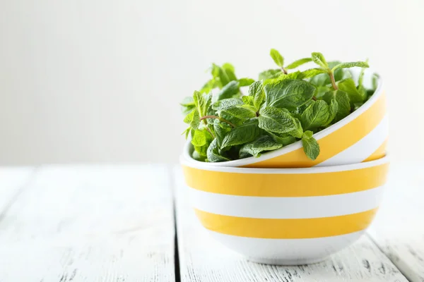 Menthe fraîche dans un bol — Photo