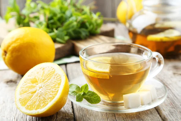 Cup of tea with mint and lemons — Stock Photo, Image