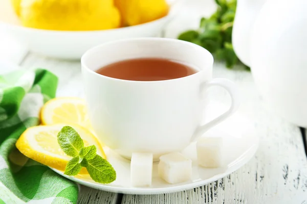 Tazza di tè con menta e limone — Foto Stock