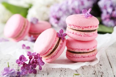 Eflatun çiçekli pembe macaroons