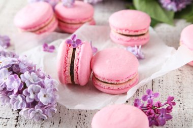 Eflatun çiçekli pembe macaroons