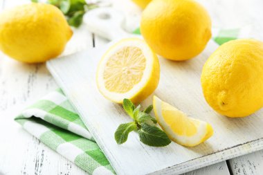 Limon kesme tahtası üzerinde
