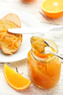 portakal reçeli ile ekmek