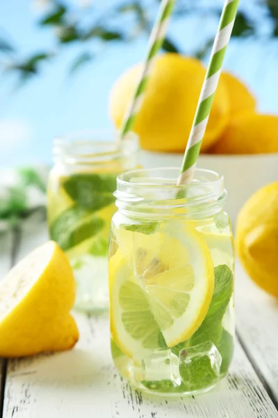 Limonada fresca com limões — Fotografia de Stock