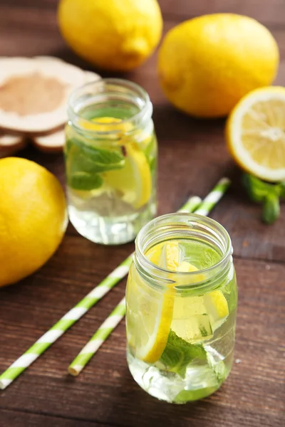 新鮮なレモネード レモン添え — ストック写真