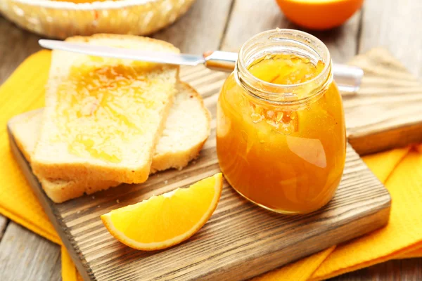 Brot und Orangenmarmelade — Stockfoto