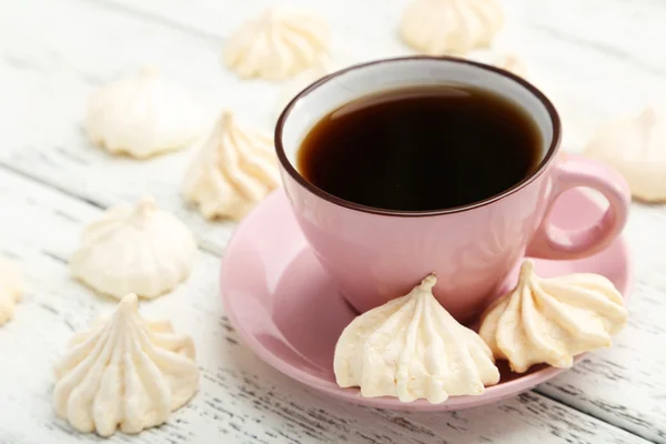 Galletas de merengue francés con taza de café — Foto de Stock