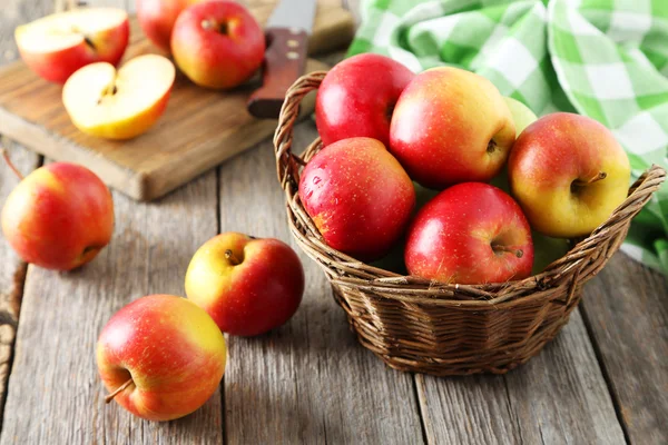 Fresh ripe apples — Stock Photo, Image