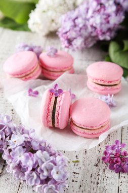 Fransızca macaroons Eflatun çiçekli pembe