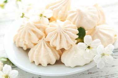 Fransız beze kurabiye plaka üzerinde