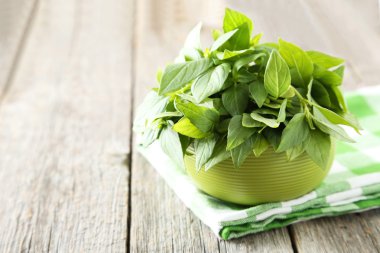 Kabın içinde fesleğen yaprakları