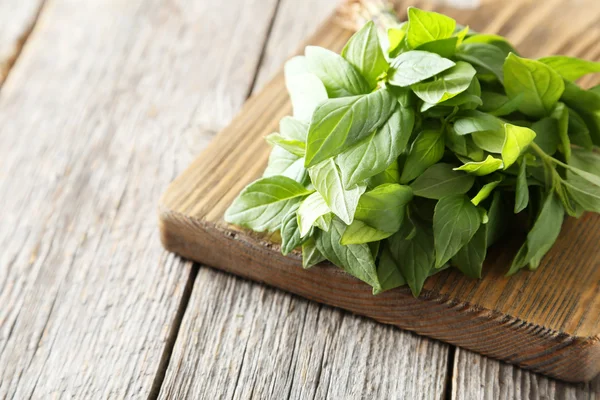 Foglie di basilico sul tagliere — Foto Stock